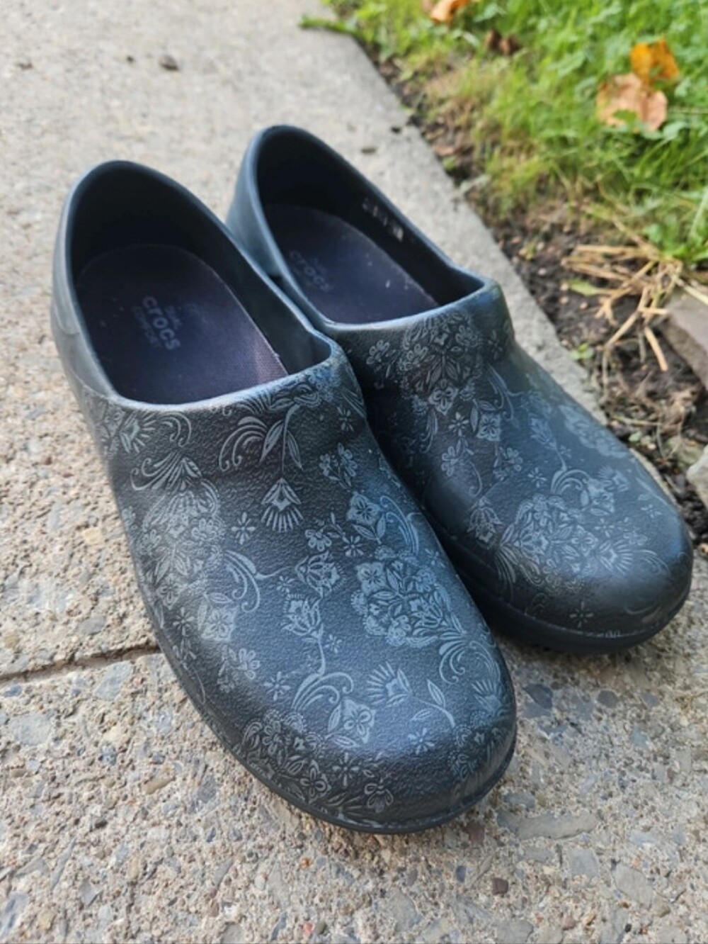 Crocs Women's Neria Pro II Graphic Work Clogs – Black/Gray Floral (Size 9, EU 39 - Picture 2 of 6